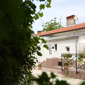 Charming In Town Center Apartment